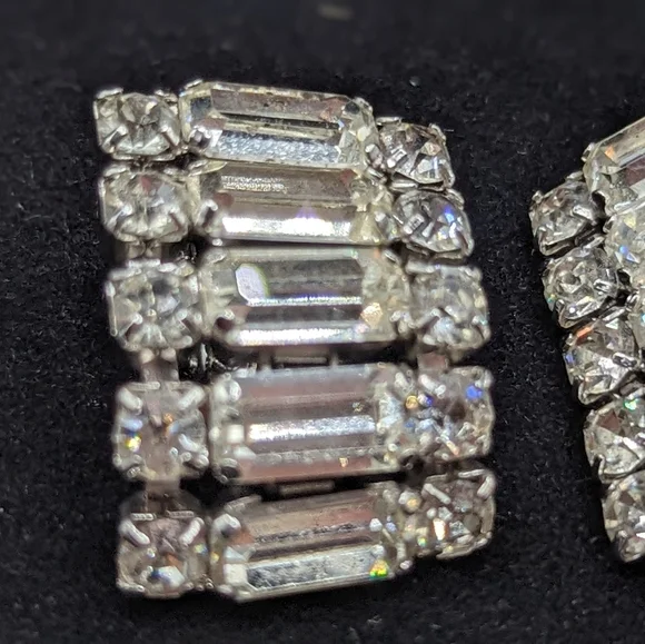 Vintage Kramer Silver Toned clip on earrings. J-007 - Picture 6 of 6